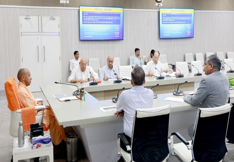 उत्तर प्रदेश के बुनकरों की आय, सम्मान और स्थायित्व सुनिश्चित करना प्राथमिकता : योगी आदित्यनाथ