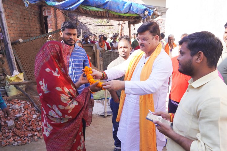 पलिया शाहबादी की निषाद बस्ती में महापौर ने किया जनसंवाद