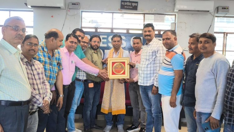 राज्यपाल से सम्मानित रंगकर्मी प्रेम नाथ का गोरखपुर आगमन पर भव्य स्वागत