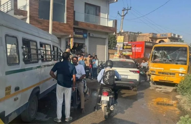 दो स्कूली बसें आपस में टकराई, सात बच्चे और चालक घायल
