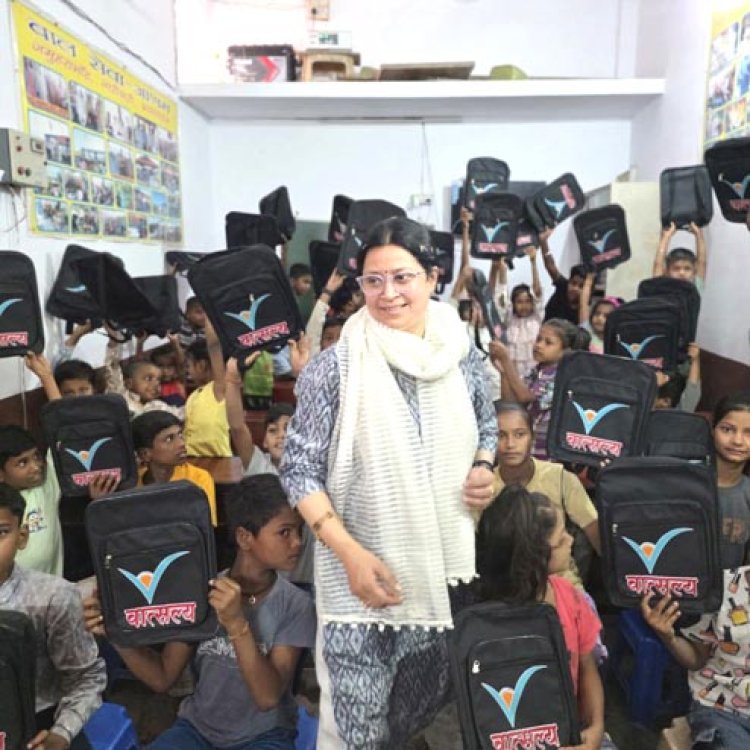 डॉ. कीर्तिका अग्रवाल ने बच्चों को सामग्री वितरित कर शिक्षा के प्रति किया प्रेरित