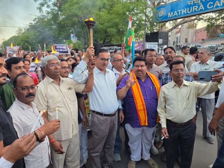 मथुरा : टीईटी के विरोध में हजारों शिक्षकों ने थामी मशाल