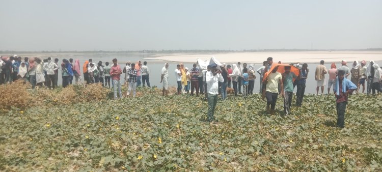 गंगा नदी में डूबने लगीं मां व तीन बेटियां : महिला व एक बेटी बचा ली गयी, दूसरी बेटी शव मिला और तीसरी बच्ची की तलाश