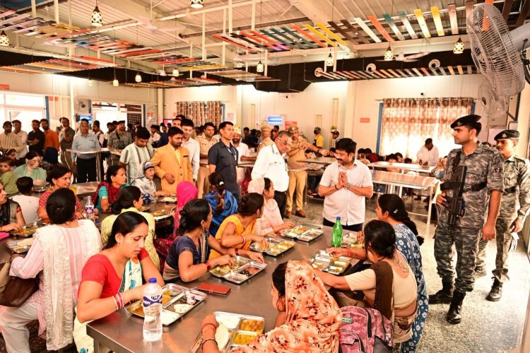 मंत्री नन्दी ने ‘मां की रसोई’ में किया सेवा कार्य, लोगों के साथ बैठकर किया भोजन