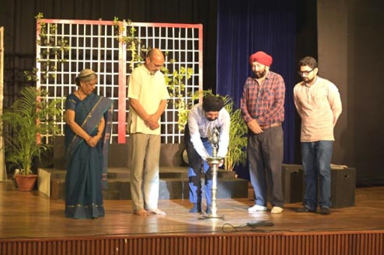 नाटक ’देही’ ने उठाए अस्तित्व पर गहरे सवाल, क्या मशीन कभी ’इंसान’ बन पाएगी?