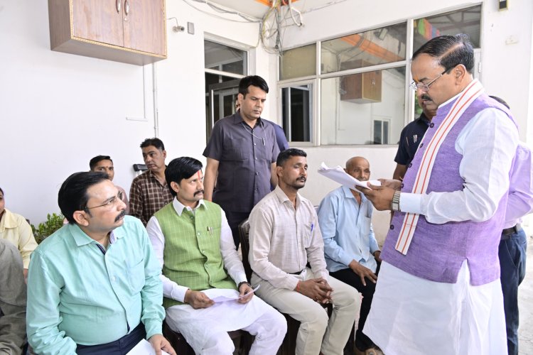 उप मुख्यमंत्री केशव प्रसाद मौर्य ने जनता दर्शन में फरियादियों से संवाद कर सुनीं समस्याएं