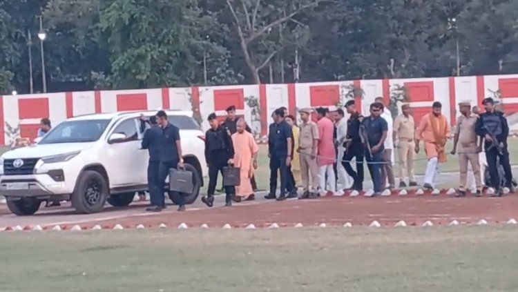 प्रधानमंत्री मोदी के दौरे की तैयारियों का जायजा लेने प्रदेश के मुख्यमंत्री योगी वाराणसी पहुंचे