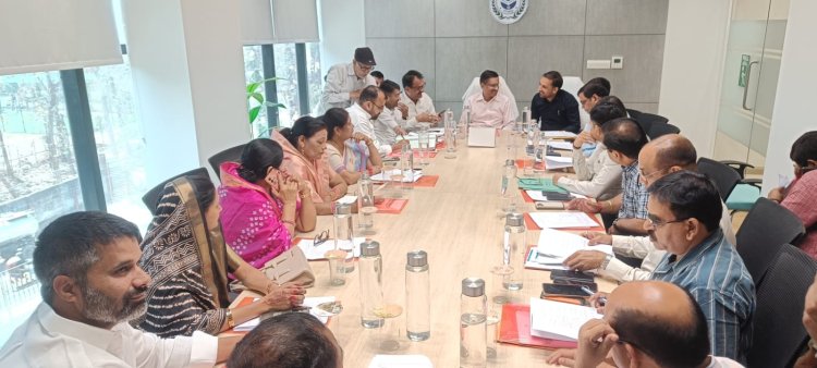 नगर निगम गोरखपुर की 13वीं कार्यकारिणी की बैठक संपन्न, जनहित से जुड़े कई प्रस्तावों को मिली मंजूरी