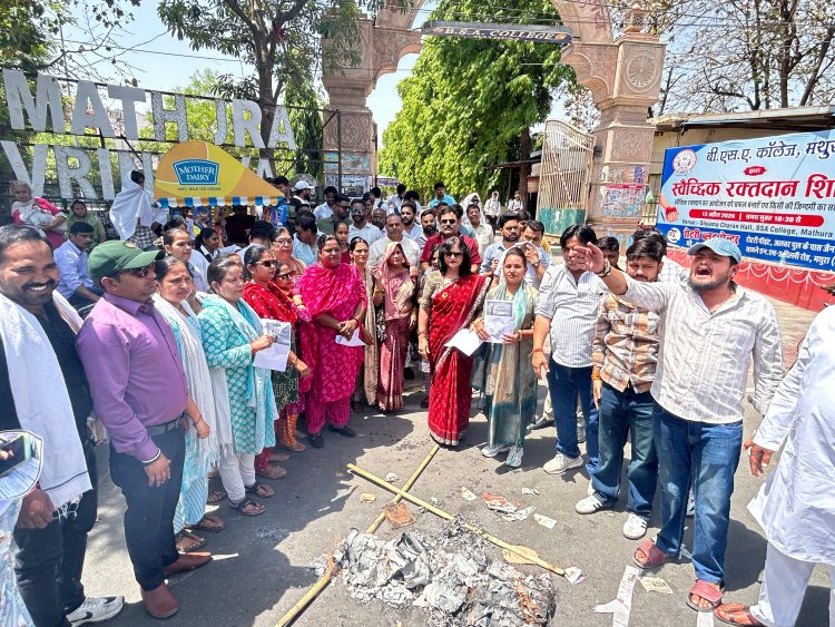 नारी शक्ति वंदन अधिनियम को लेकर मथुरा में भाजपा का प्रदर्शन, कांग्रेस का पुतला दहन
