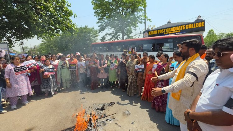 भाजपा ने राहुल-अखिलेश का प्रतीकात्मक पुतला फूंका