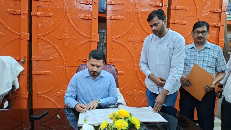 नवागत जिलाधिकारी शशांक त्रिपाठी ने कार्यभार ग्रहण किया