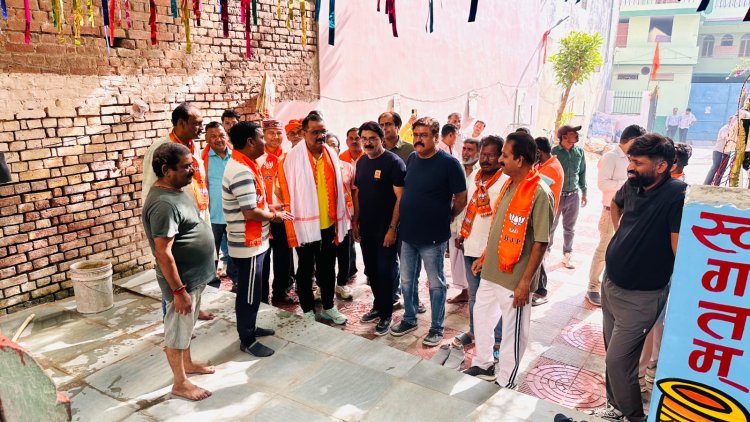 युवती को कूड़ा फेंकते देख बोले महापौर,बेटी! कूड़ा सड़क पर नहीं, गाड़ी में डालो