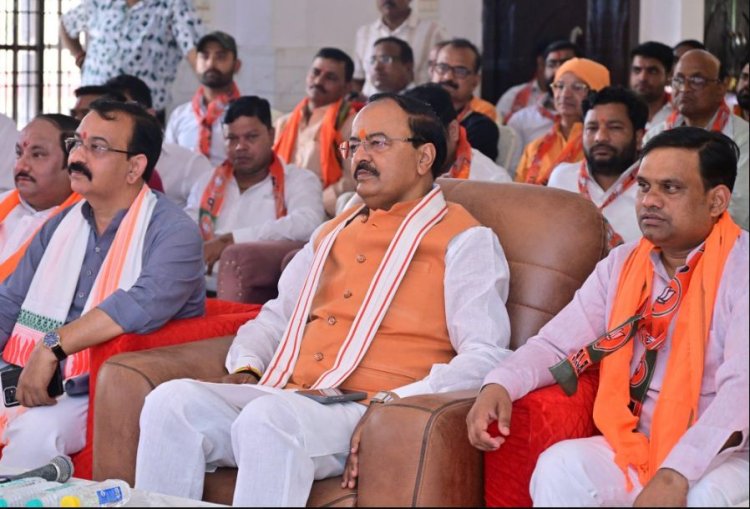 केशव प्रसाद मौर्य ने बुद्धेश्वर चौराहा पर भाजपा कार्यकर्ताओं के साथ सुनी मन की बात