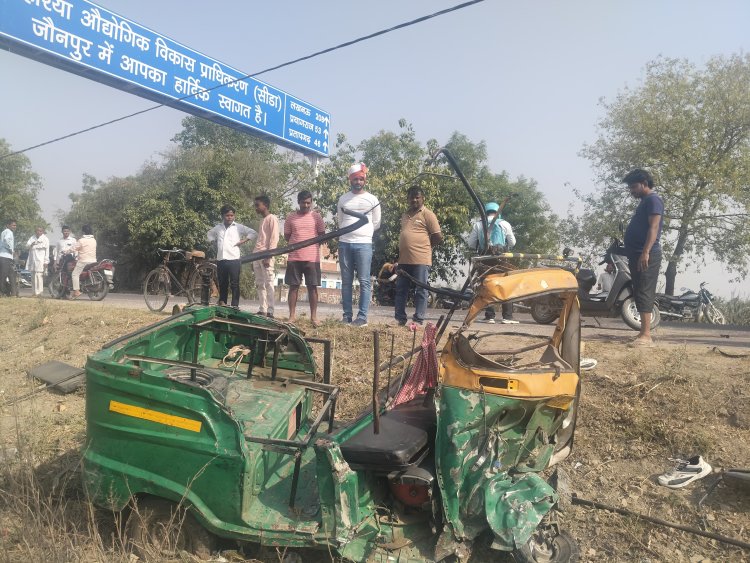 ट्रक ने ऑटो रिक्शा में मारी टक्कर, तीन सवारियाें की माैत