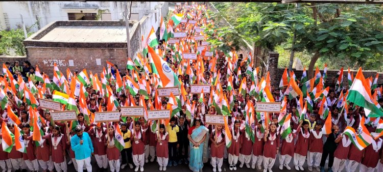 प्रधानमंत्री मोदी के स्वागत में छात्राओं और खिलाड़ियों ने बनाई विशाल मानव श्रृंखला