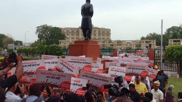 यूपी विधान सत्र शुरू होने से पहले महिला आरक्षण पर सत्ता पक्ष और विपक्ष का प्रदर्शन