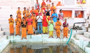 वाराणसी: मणिकर्णिका चक्रपुष्करिणी तीर्थ कुंड पर स्वच्छता के लिए अभियान