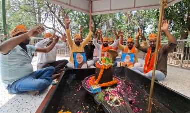 वाराणसी : रुझानों में बंगाल में भाजपा की लगातार बढ़त से कार्यकर्ता उत्साहित, हवन पूजन जारी