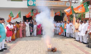 पश्चिम बंगाल में भाजपा की जीत पर सुलतानपुर में जश्न, पटाखे फोड़े