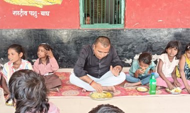 बीएसए डॉ. गोरखनाथ पटेल का औचक निरीक्षण, बच्चों संग बैठकर खाया मिड-डे मील