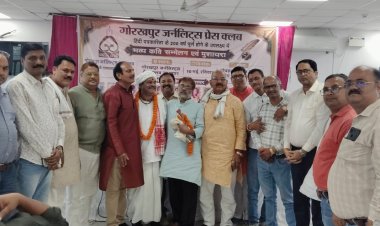 कवि सम्मेलन व मुशायरे में बही संवेदना और व्यंग्य की धारा, बजती रही तालियां