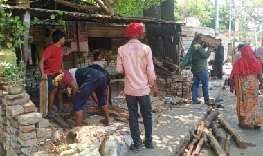वाराणसी: चौकाघाट लकड़ीमंड़ी में नगर निगम ने 30 करोड़ की सरकारी संपत्ति कराई मुक्त