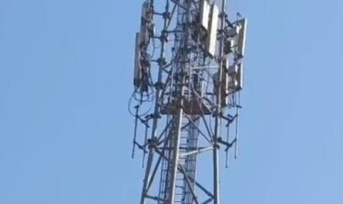 प्रयागराज : टावर पर चढ़ी युवती काे उतारने में जुटी एनडीआरएफ