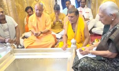 राज्यपाल आनंदीबेन पटेल ने मुख्यमंत्री योगी के साथ काशी विश्वनाथ मंदिर में लगाई हाजिरी