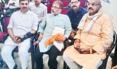 कवि सम्मेलन व मुशायरे में बही संवेदना और व्यंग्य की धारा, बजती रही तालियां