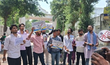 पेपर लीक और परीक्षा घोटालों के खिलाफ लखनऊ विवि के छात्रों ने किया प्रदर्शन