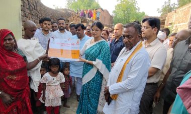 आंधी-तूफान पीड़ित परिवारों से मिलीं अनुप्रिया पटेल, सहायता राशि का चेक सौंपा