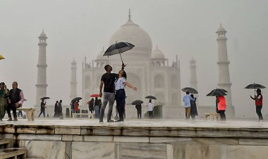 ताजमहल के मुख्य मकबरे तक जाने वाली सीढ़ियों को ठीक करने का कार्य शुरू