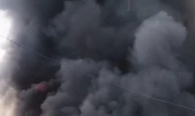 नोएडा में दो फैक्टरियों में लगी भयंकर आग, दमकल ने आग के बीच रेस्क्यू किए कर्मी