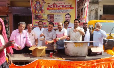 भीषण गर्मी में राहगीरों को बांटा शर्बत, लोगों को मिली राहत