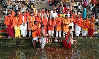 गंगा दशहरा पर पुण्य सलिला गंगा में लाखों श्रद्धालुओं ने लगाई आस्था की डुबकी, तट पर दीपदान