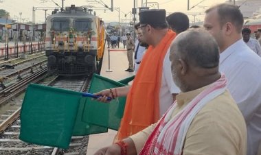 वाराणसी कैंट रेलवे स्टेशन पर विधायक ने हरी झंडी दिखाकर ट्रेन को किया रवाना