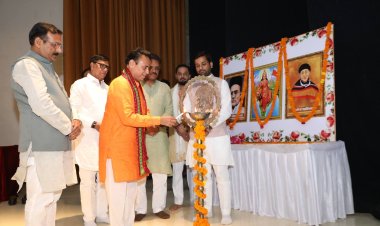 गांधी और नेहरू ने भी अंग्रेजों से मांगी थी दया की अर्जी : सुनील देवधर