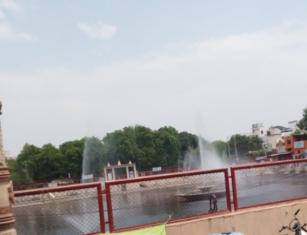 वाराणसी : दुर्गा मंदिर के जल कुंड में फव्वारा पुनः आरंभ, लोगों ने जाहिर की प्रसन्नता