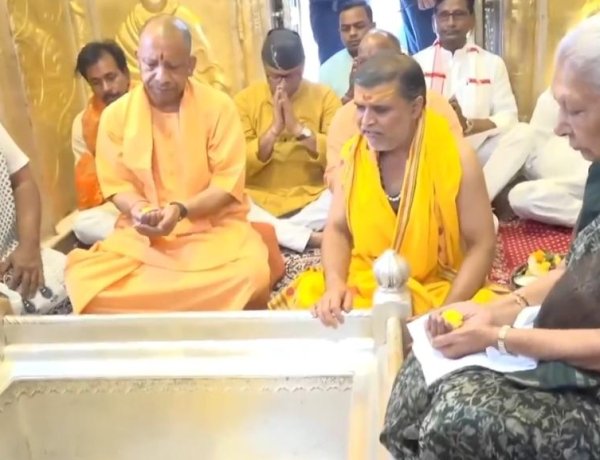 राज्यपाल आनंदीबेन पटेल ने मुख्यमंत्री योगी के साथ काशी विश्वनाथ मंदिर में लगाई हाजिरी