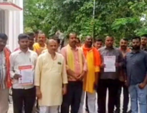 सपा प्रवक्ता पर कार्यवाई की मांग को लेकर बहराइच में ब्राह्मण समाज ने किया प्रदर्शन, सौंपा ज्ञापन
