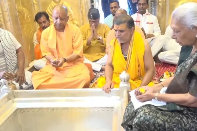 राज्यपाल आनंदीबेन पटेल ने मुख्यमंत्री योगी के साथ काशी विश्वनाथ मंदिर में लगाई हाजिरी