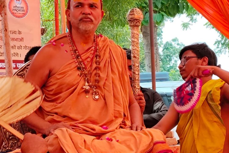 कागजों में गाय देवलोक से भी ज़्यादा सुखी : अविमुक्तेश्वरानंद सरस्वती
