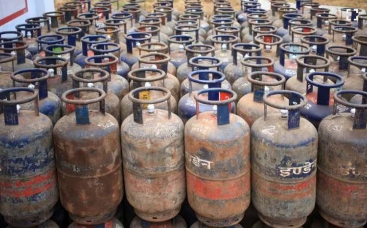 कमर्शियल एलपीजी सिलेंडर की कीमतों में भारी उछाल; दिल्ली में दाम ₹3,000 के पार