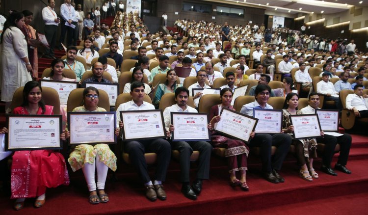 मुख्यमंत्री योगी के हाथाें नियुक्ति पत्र पाकर अभ्यर्थियों के खिले चेहरे, पारदर्शिता के लिए सरकार की सराहना की
