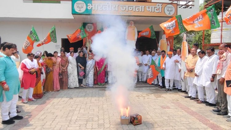 पश्चिम बंगाल में भाजपा की जीत पर सुलतानपुर में जश्न, पटाखे फोड़े