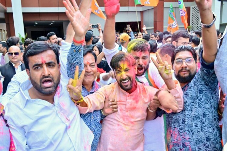 पश्चिम बंगाल की जीत पर भाजपा कार्यालय में जमकर बंटी झालमूड़ी