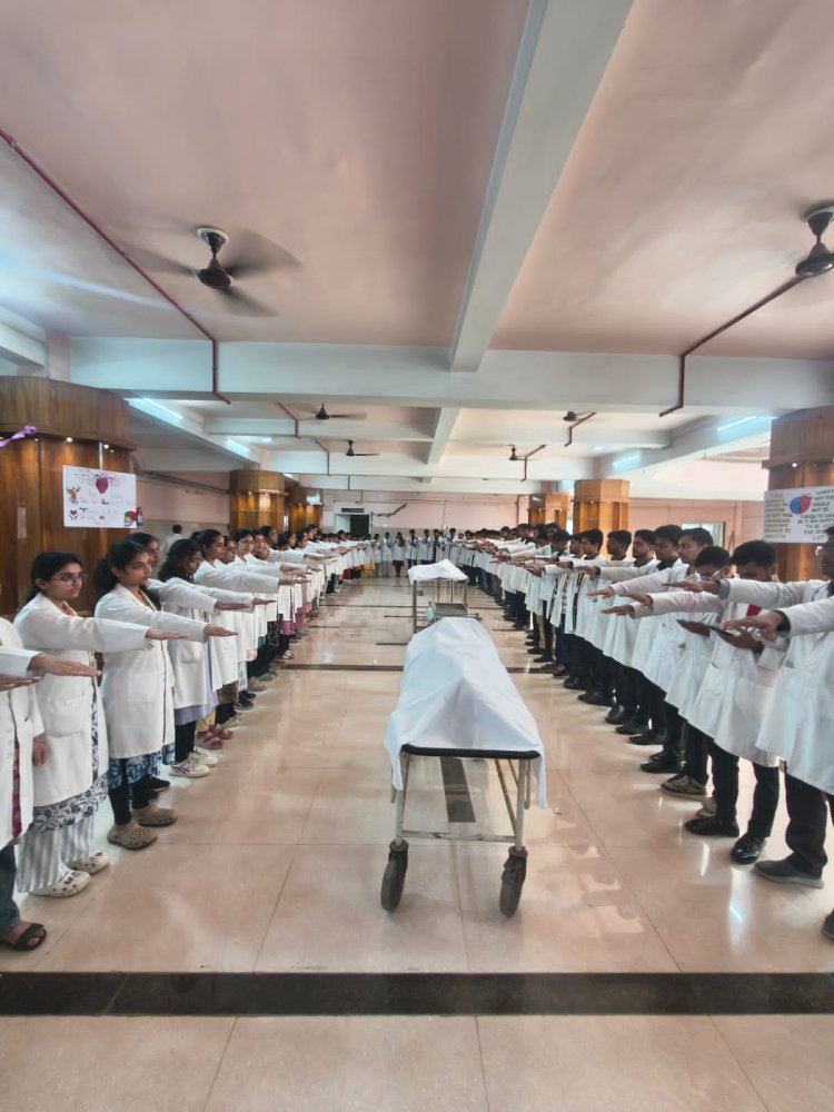बीएएमएस के विद्यार्थियों ने ली कैडेवरिक ओथ, चिकित्सा नैतिकता के पालन का संकल्प