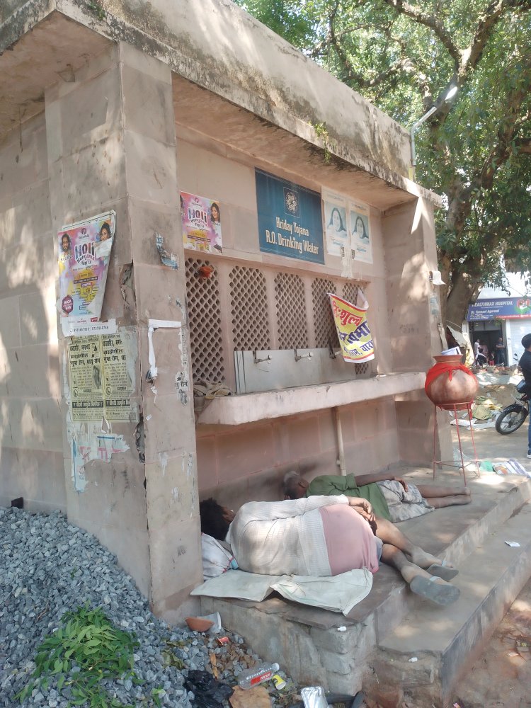 वाराणसी में मात्र कलाकृति बनकर रह गई हृदय योजना के अंतर्गत बनी जनता प्याऊ की बिल्डिंग