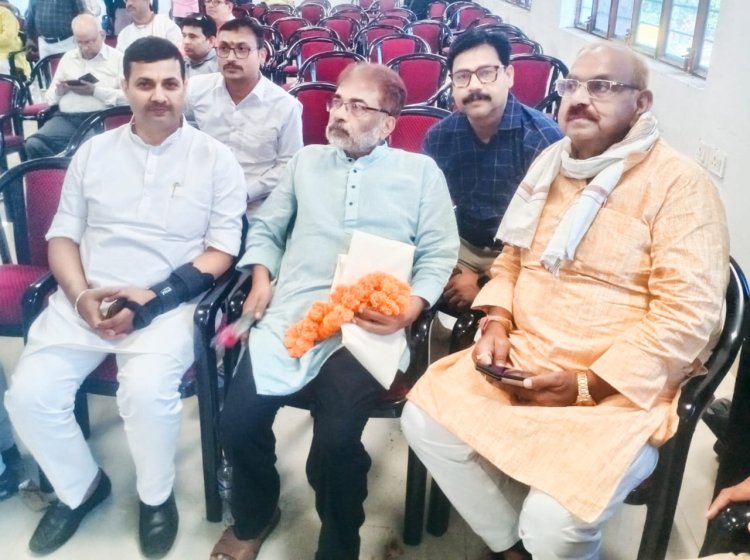 कवि सम्मेलन व मुशायरे में बही संवेदना और व्यंग्य की धारा, बजती रही तालियां