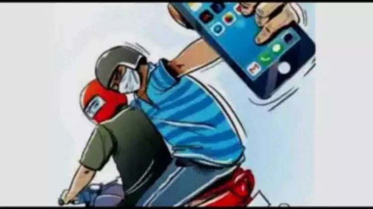बाइक सवार बदमाशों ने नोएडा के सेक्टर 24 की सड़क पर खड़े युवक और युवती से लूटा मोबाइल फोन